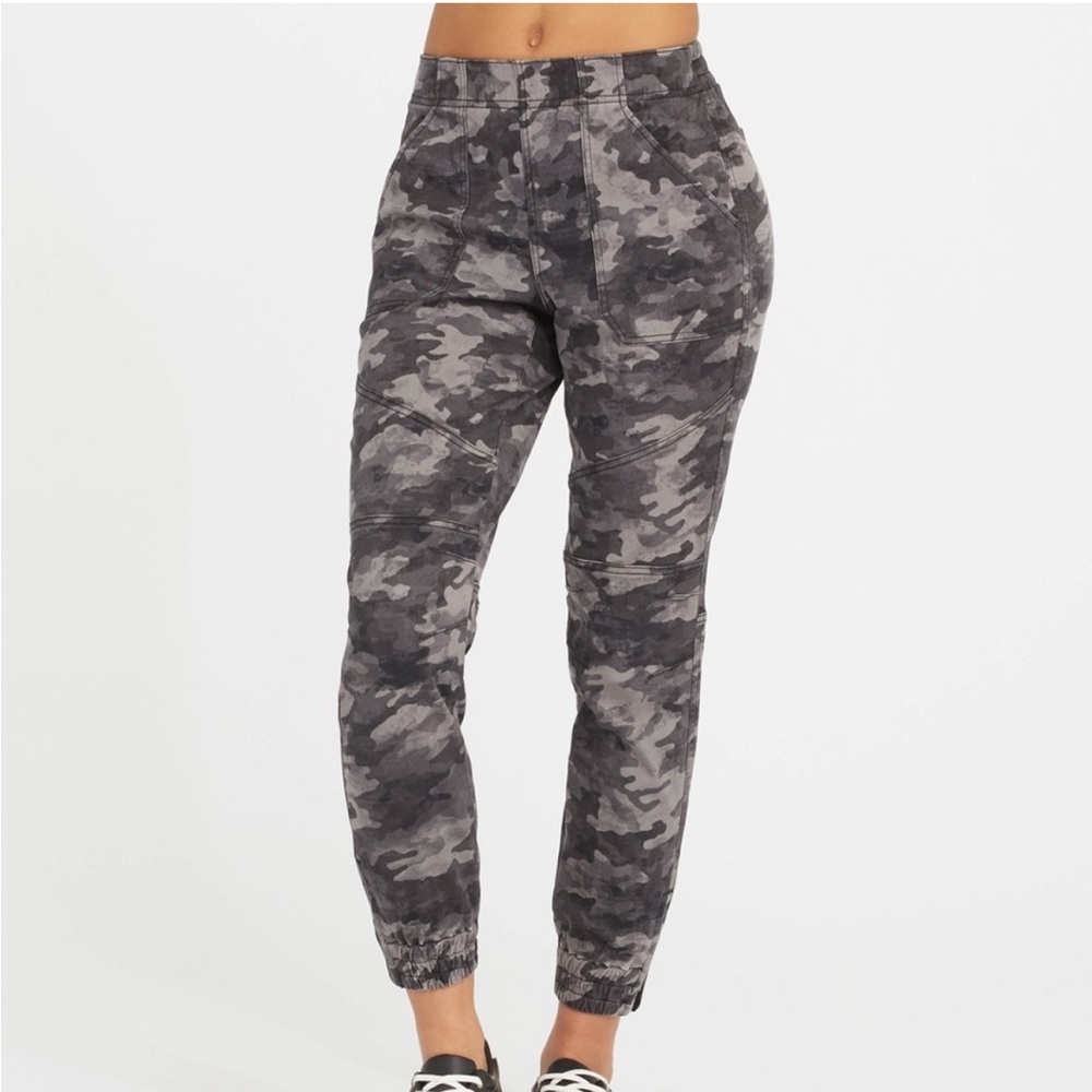 NWT Spanx Stretch Twill Cargo Jogger in Black wash Camo size Small